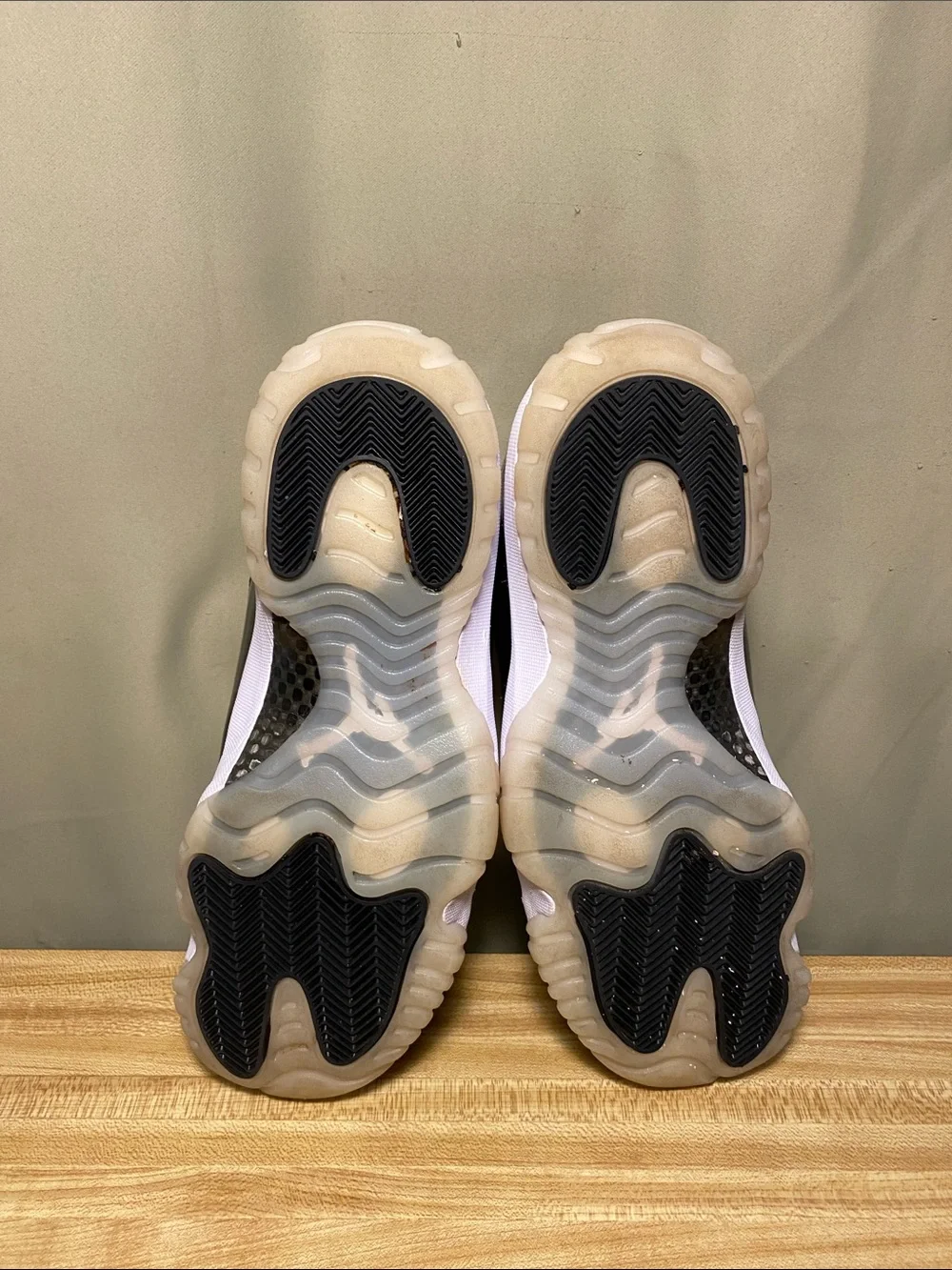 Jordan 11 Retro DMP Gratitude Black White Gold size 9
